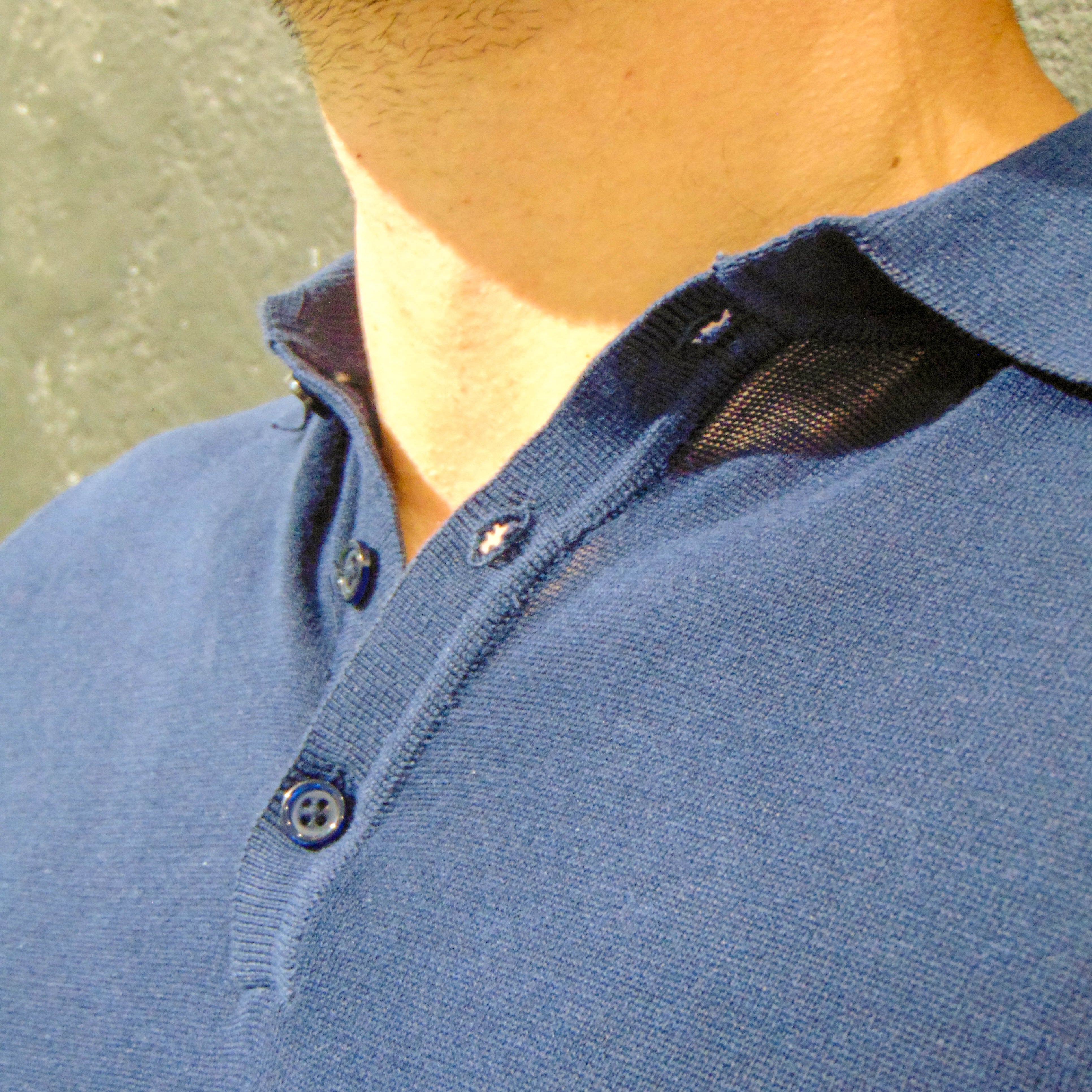Polo OVERD scollo a V in cotone Blu