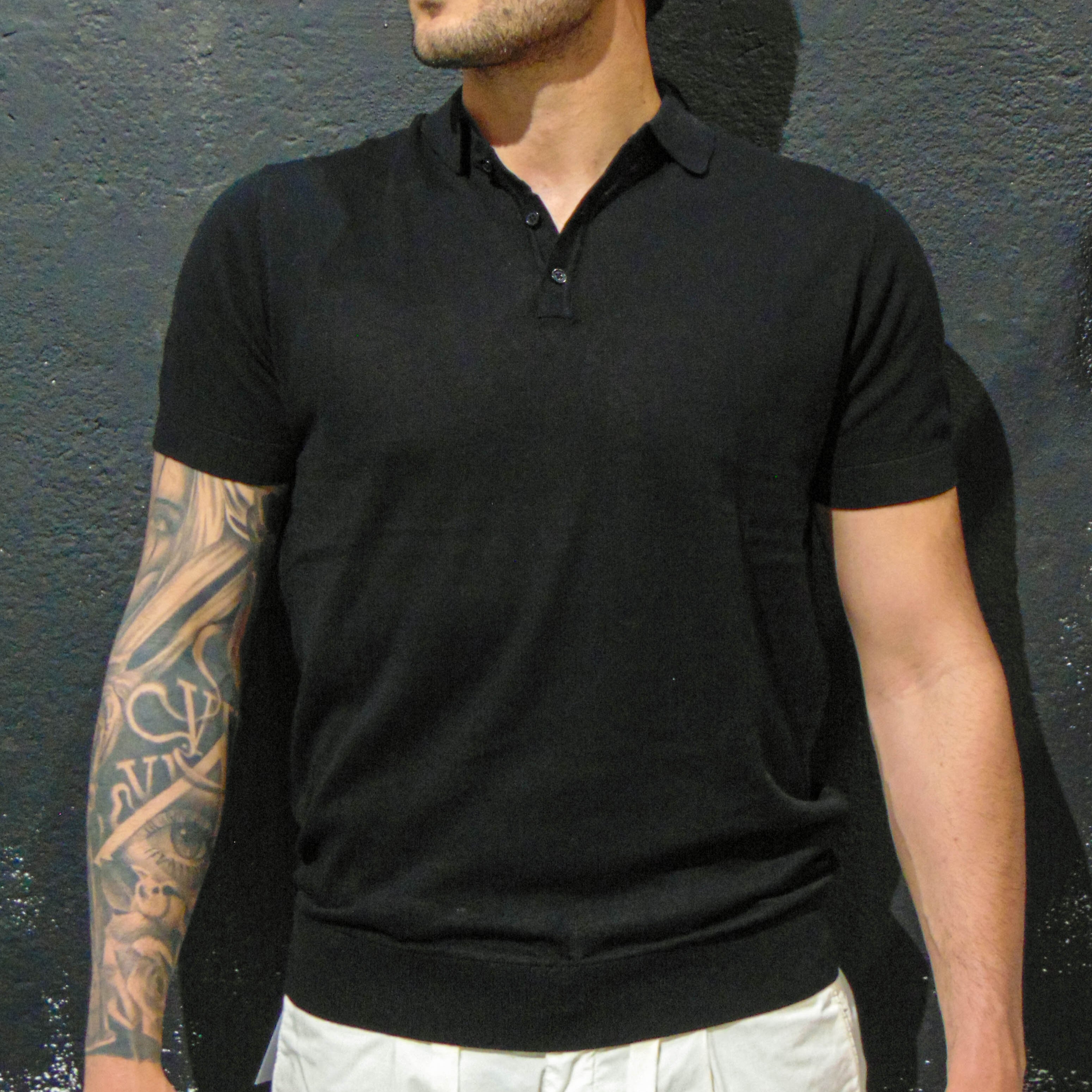 Polo OVERD scollo a V in cotone Nera