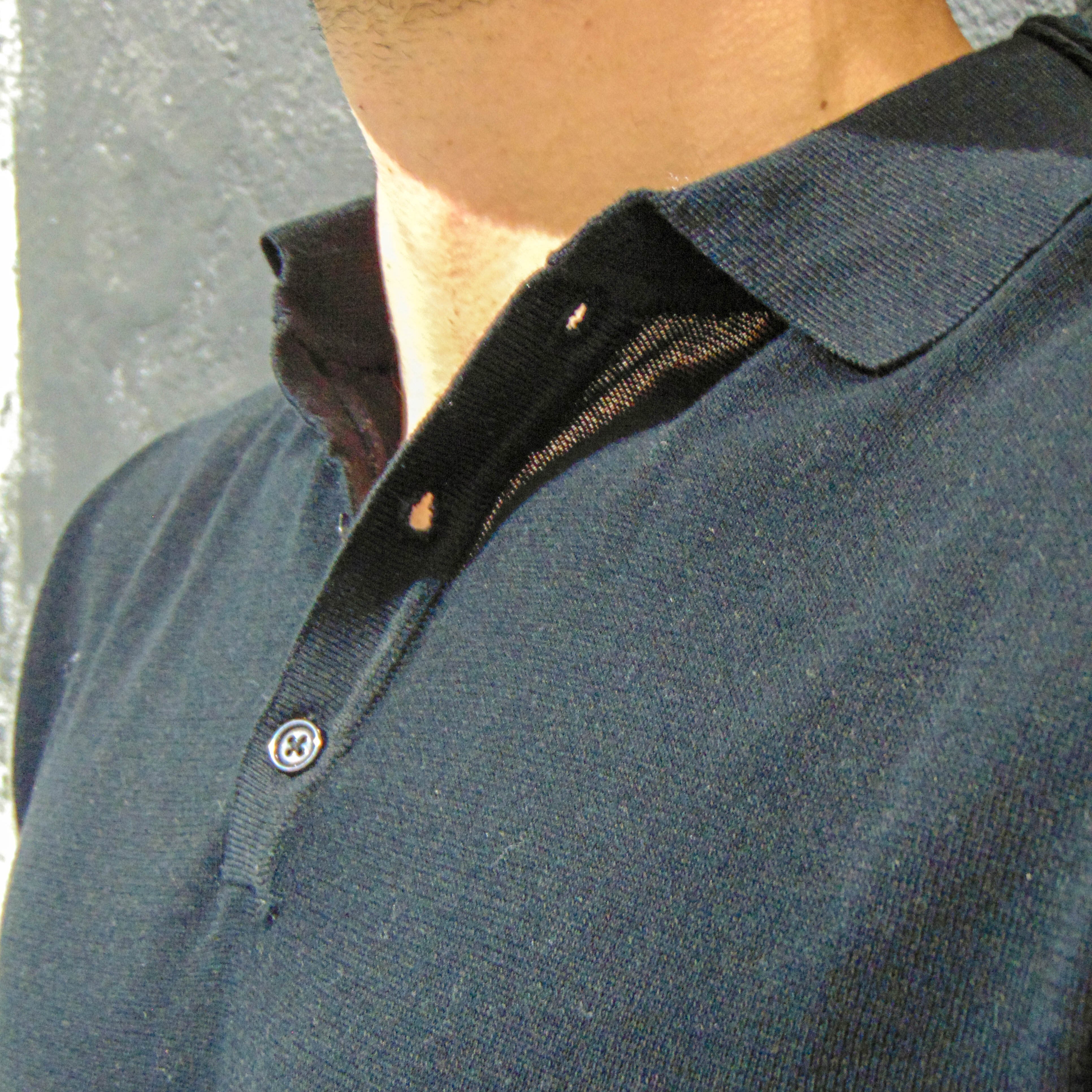 Polo OVERD scollo a V in cotone Nera